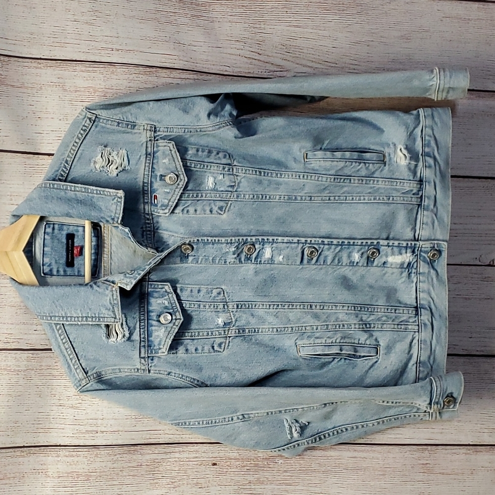 🔥 Comfy cute distressed Tommy Hilfiger blue Jean jacket !!! 🤠🐄🐮💋🔥